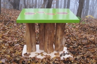 Gussharztisch aus grünem Epoxyharz und Zwetsckenholzstämmen