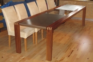 Nussholztisch mit Niro und Glasfüllungen